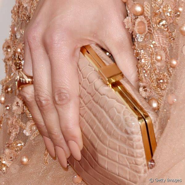 O Oscar 2015 aconteceu durante o inverno americano e Jennifer Lopez escolheu o esmalte nude para acompanhar seu look